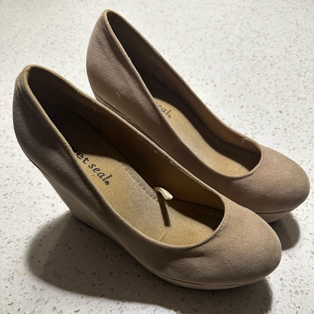Women’s Wet Seal Wedge Heel Shoe Tan Size 9